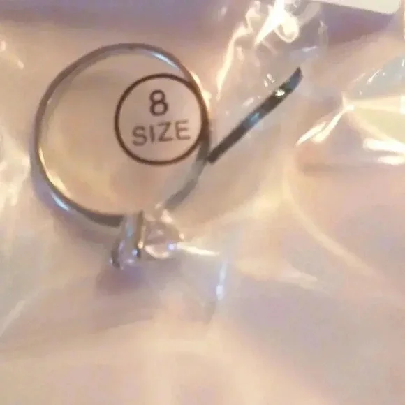 Elegant Women wedding ring..silver..size 8..NWT - Picture 4 of 4